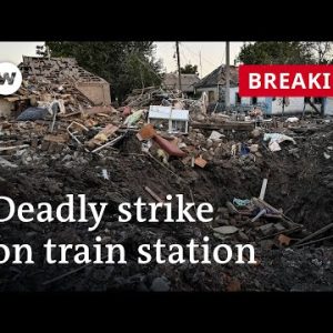 Zelenskyy: Russian strike kills 15 people as Ukraine marks its Independence Day | DW News