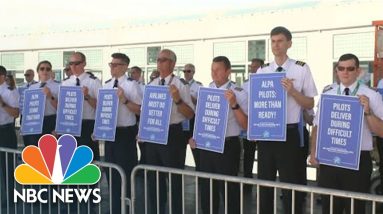Off-Duty Pilots Begin To Picket In Chicago, Other Major Airports Head Of Holiday Weekend