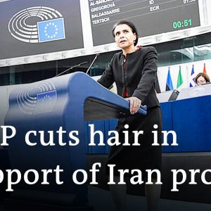 Swedish politician cuts off hair in solidarity with women in Iran | DW News