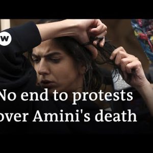 Women around the world cut their hair in solidarity with Iranian protesters | DW News
