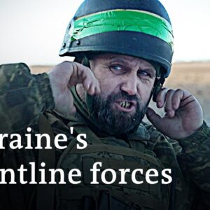 On the frontline with a Ukrainian artillery unit | DW News