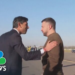 Watch: Ukrainian President Zelenskyy arrives in U.K.