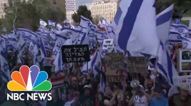 Israeli prime minister puts plan to overhaul judiciary on hold after protests