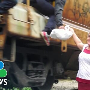 Group of Mexican women help feed thousands of migrants on their journeys 