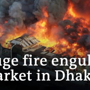 Firefighters tackle blaze in Dhaka clothing market | DW News