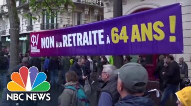 Hundreds of thousands in Paris protest law raising retirement age