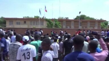 Supporters of military coup attack outside of French embassy in Niger