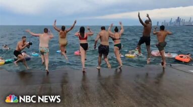 Hundreds in Chicago come together for Friday Morning Swim Club