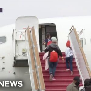Texas governor flies migrants from border to Chicago