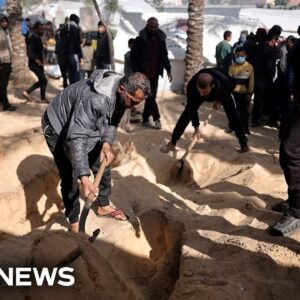Gazans dig multiple graves at Khan Younis hospital
