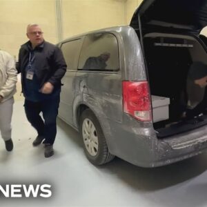 Man accused of fatally stabbing wife in 1991 returns to U.S. for trial