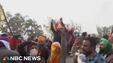 Farmworkers in India protest over crop prices