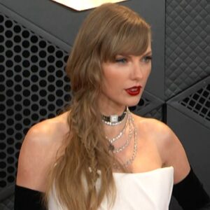 GRAMMYs: Taylor Swift STUNS in Old Hollywood Glam!