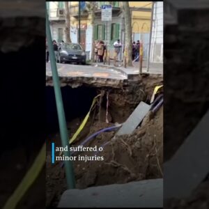 Naples sinkhole swallows two cars | DW News