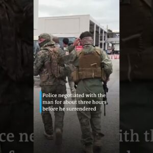 16 hostages freed after gunman hijacks bus in Rio | DW News