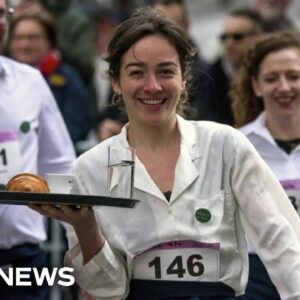 Famed waiters' run returns to Paris