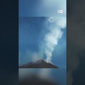 Italy's Mount Etna has been blowing perfect smoke circles into the sky | DW News