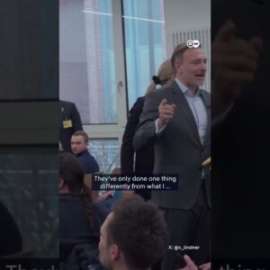 German FDP leader Lindner gets hit with foam pie during campaigning | DW news